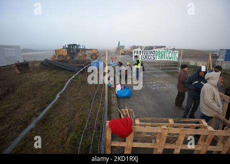 Ein Blick auf die Blockade der Baustelle von Terra2. Auf dem Banner steht: „Lasst uns die geschützten Arten schützen“. Mehrere Dutzend Aktivisten von XR, ANV-COP21, ATTAC, Youth for Climate versammelten sich in Saint Sulpice La Pointe, um die Baustelle des riesigen Lagerhauses von Terra2 zu blockieren. Sie lehnen ein riesiges Lager ab, das für Amazon oder Alibaba geplant ist und mehrere landwirtschaftliche Felder abdeckt. Die Haupthalle sollte 533 m lang, 125m breit und 17m hoch sein und würde in den Top 10 der größten Lagerhäuser in Frankreich sein. Die Bauarbeiten hätten diesen Winter nicht als Stop Ter beginnen sollen Stockfoto