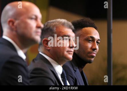 Die Präsidentin Joan Laporta, Jordi Cruyff und Pierre-Emerick Aubameyang während der Präsentation des Spielers als Neuzugang für den FC Barcelona, in Barcelona, Spanien, am 03.. Februar 2022. (Foto von Joan Valls/Urbanandsport/NurPhoto) Stockfoto