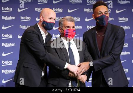 Die Präsidentin Joan Laporta, Jordi Cruyff und Pierre-Emerick Aubameyang während der Präsentation des Spielers als Neuzugang für den FC Barcelona, in Barcelona, Spanien, am 03.. Februar 2022. (Foto von Joan Valls/Urbanandsport/NurPhoto) Stockfoto