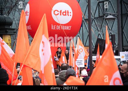 CFDT-Generalsekretär Laurent Berger (Zentrum) hält eine Rede, als sich am 3. Februar mehrere hundert Gewerkschaftsaktivisten der CFDT (Confédération Française des Travailleurs) vor dem Einkaufszentrum Beaugrenelle in Paris versammelten. 2022 Teilnahme an dem von der Gewerkschaft organisierten Marsch von nicht-essentiellen Arbeitnehmern, um während der COVID-Pandemie bessere Löhne und Arbeitsbedingungen für die Fronten zu fordern. (Foto von Samuel Boivin/NurPhoto) Stockfoto