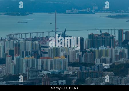 Hongkong, China, 3. Februar 2022, West Kowloon und die Stonecutters-Brücke in der Ferne. (Foto von Marc Fernandes/NurPhoto) Stockfoto