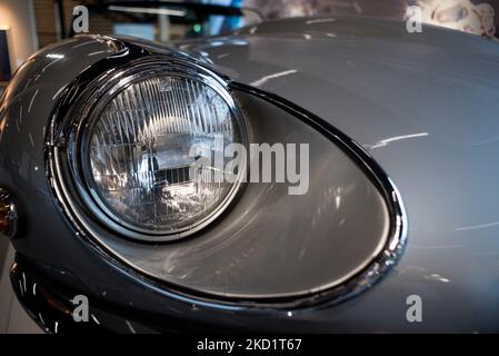 Die Jaguar-Spinne, die von Steve McQueen in dem Film Le Mans angetrieben wird, der am 2. Februar 2022 in Paris gezeigt wird. (Foto von Andrea Savorani Neri/NurPhoto) Stockfoto