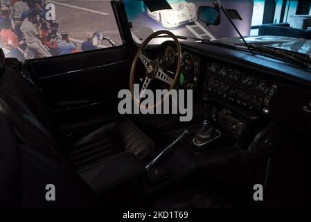 Die Jaguar-Spinne, die von Steve McQueen in dem Film Le Mans angetrieben wird, der am 2. Februar 2022 in Paris gezeigt wird. (Foto von Andrea Savorani Neri/NurPhoto) Stockfoto