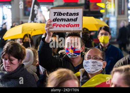 LONDON, VEREINIGTES KÖNIGREICH - 03. FEBRUAR 2022: Ein tibetischer Demonstranten hält ein Plakat, während Hongkonger, Tibeter, uigurische Muslime, ihre Verbündeten der Tigray und Unterstützer am Vorabend der Olympischen Winterspiele 2022 in Peking am 03. Februar 2022 in London, England, im Piccadilly Circus protestieren. Die Demonstranten protestieren gegen die Entscheidung des Internationalen Olympischen Komitees (IOC), die diesjährigen Olympischen Winterspiele an China zu vergeben, angesichts der Menschenrechtsverletzungen in Hongkong und Tibet sowie Verbrechen gegen die Menschlichkeit an Uiguren und anderen türkischen Muslimen in der nordwestlichen Region Xinji Stockfoto