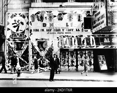 Vor dem Rivoli Movie Theatre in New York im August 1929 mit Darstellung für HAL SKELLY und NANCY CARROLL in The All Talking Singing Dancing THE DANCE OF LIFE 1929 Regisseure JOHN CROMWELL und A. EDWARD SUTHERLAND aus dem Bühnenstück Burlesque von George Manker Watters und Arthur Hopkins Scenario Benjamin Glazer Associate Producer David O. Selznick Paramount Famous Lasky Corporation / Paramount Picters Stockfoto