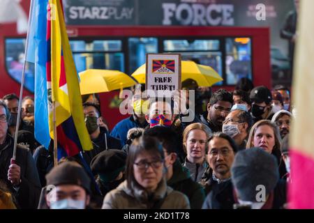 LONDON, VEREINIGTES KÖNIGREICH - 03. FEBRUAR 2022: Ein tibetischer Demonstranten hält ein Plakat, während Hongkonger, Tibeter, uigurische Muslime, ihre Verbündeten der Tigray und Unterstützer am Vorabend der Olympischen Winterspiele 2022 in Peking am 03. Februar 2022 in London, England, im Piccadilly Circus protestieren. Die Demonstranten protestieren gegen die Entscheidung des Internationalen Olympischen Komitees (IOC), die diesjährigen Olympischen Winterspiele an China zu vergeben, angesichts der Menschenrechtsverletzungen in Hongkong und Tibet sowie Verbrechen gegen die Menschlichkeit an Uiguren und anderen türkischen Muslimen in der nordwestlichen Region Xinji Stockfoto