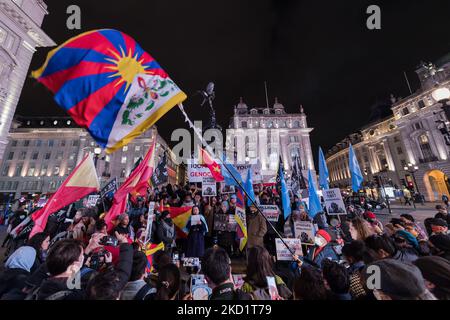 LONDON, VEREINIGTES KÖNIGREICH - 03. FEBRUAR 2022: Hongkonger, Tibeter, Uiguren-Muslime, ihre Verbündeten der Tigray und ihre Anhänger protestieren am 03. Februar 2022 in London, England, im Piccadilly Circus am Vorabend der Olympischen Winterspiele 2022 in Peking. Die Demonstranten protestieren gegen die Entscheidung des Internationalen Olympischen Komitees (IOC), die diesjährigen Olympischen Winterspiele an China zu vergeben, angesichts der Menschenrechtsverletzungen in Hongkong und Tibet sowie Verbrechen gegen die Menschlichkeit an Uiguren und anderen türkischen Muslimen in der nordwestlichen Region Xinjiang. (Foto von Wiktor Szymanowicz/NurPhoto Stockfoto