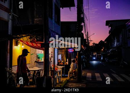 Geschäftsinhaber warten am 4. Februar 2022 auf ihre Gäste in Makati City, Metro Manila, Philippinen. Seit Anfang Februar haben die Behörden die Quarantänebeschränkungen in Metro Manila und einigen anderen Provinzen heruntergestuft, nachdem die Zahl der COVID19 Fälle im Land zurückgegangen war. (Foto von George Calvelo/NurPhoto) Stockfoto