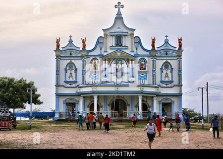 Katholiken Sri Lankas außerhalb der katholischen Arumaa-Kirche in Mannar, Sri Lanka. (Foto von Creative Touch Imaging Ltd./NurPhoto) Stockfoto