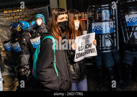 Tausend Turiner Studenten marschierten durch das Zentrum von Turin während einer Demonstration zum Gedenken an Lorenzo Parelli, den 18-Jährigen, der während eines unbezahlten Praktikums in der Provinz Udine bei einem Arbeitsunfall ums Leben kam. Die Demonstration fand ohne Zwischenfälle statt, nachdem die vorherige durch Zusammenstöße mit der Polizei unterbrochen wurde. (Foto von Mauro Ujetto/NurPhoto) Stockfoto