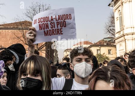 Tausend Turiner Studenten marschierten durch das Zentrum von Turin während einer Demonstration zum Gedenken an Lorenzo Parelli, den 18-Jährigen, der während eines unbezahlten Praktikums in der Provinz Udine bei einem Arbeitsunfall ums Leben kam. Die Demonstration fand ohne Zwischenfälle statt, nachdem die vorherige durch Zusammenstöße mit der Polizei unterbrochen wurde. (Foto von Mauro Ujetto/NurPhoto) Stockfoto