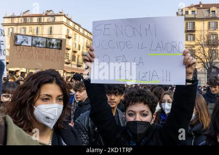 Tausend Turiner Studenten marschierten durch das Zentrum von Turin während einer Demonstration zum Gedenken an Lorenzo Parelli, den 18-Jährigen, der während eines unbezahlten Praktikums in der Provinz Udine bei einem Arbeitsunfall ums Leben kam. Die Demonstration fand ohne Zwischenfälle statt, nachdem die vorherige durch Zusammenstöße mit der Polizei unterbrochen wurde. (Foto von Mauro Ujetto/NurPhoto) Stockfoto