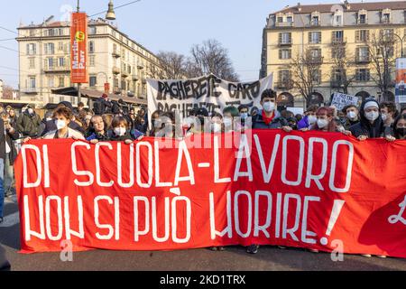 Tausend Turiner Studenten marschierten durch das Zentrum von Turin während einer Demonstration zum Gedenken an Lorenzo Parelli, den 18-Jährigen, der während eines unbezahlten Praktikums in der Provinz Udine bei einem Arbeitsunfall ums Leben kam. Die Demonstration fand ohne Zwischenfälle statt, nachdem die vorherige durch Zusammenstöße mit der Polizei unterbrochen wurde. (Foto von Mauro Ujetto/NurPhoto) Stockfoto