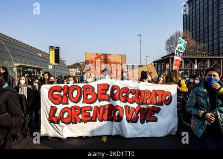 Tausend Turiner Studenten marschierten durch das Zentrum von Turin während einer Demonstration zum Gedenken an Lorenzo Parelli, den 18-Jährigen, der während eines unbezahlten Praktikums in der Provinz Udine bei einem Arbeitsunfall ums Leben kam. Die Demonstration fand ohne Zwischenfälle statt, nachdem die vorherige durch Zusammenstöße mit der Polizei unterbrochen wurde. (Foto von Mauro Ujetto/NurPhoto) Stockfoto