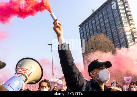 Tausend Turiner Studenten marschierten durch das Zentrum von Turin während einer Demonstration zum Gedenken an Lorenzo Parelli, den 18-Jährigen, der während eines unbezahlten Praktikums in der Provinz Udine bei einem Arbeitsunfall ums Leben kam. Die Demonstration fand ohne Zwischenfälle statt, nachdem die vorherige durch Zusammenstöße mit der Polizei unterbrochen wurde. (Foto von Mauro Ujetto/NurPhoto) Stockfoto