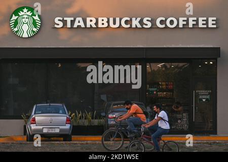 Starbucks Coffee-Logo in Merida. Am Freitag, den 4. Februar 2022, in Merida, Yucatan, Mexiko. (Foto von Artur Widak/NurPhoto) Stockfoto