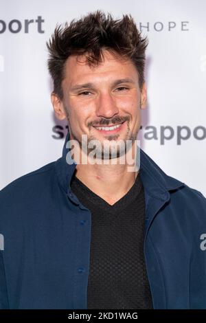 Hollywood, USA. 04.. November 2022. Alexander Stasko besucht den Rockfotografen Steve Rapport Fotoausstellung VIP-Empfang in der Musichead Gallery, Hollywood, CA, November 4. 2022 Credit: Eugene Powers/Alamy Live News Stockfoto