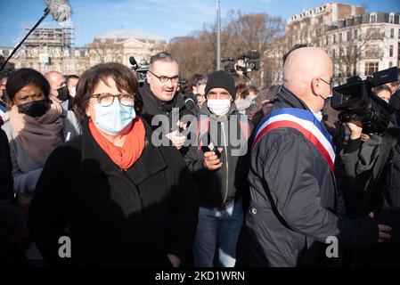 Die Bürgermeisterin von Lille, Martine Aubry, spricht während einer Demonstration gegen Rassismus und die extreme Rechte, Place de la République in Lille, 5. Februar 2022. Etwa 300 Personen versammelten sich am 5. Februar 2022 in Anwesenheit der PS-Bürgermeisterin Martine Aubry, Und auf den Aufruf des SOS-Rassismus und der Liga der Menschenrechte, im Zentrum von Lille vor einem Treffen des Präsidentschaftskandidaten Eric Zemmour „Nein zum Rassismus, Nein zur extremen Rechten“ zu sagen. (Foto von Samuel Boivin/NurPhoto) Stockfoto