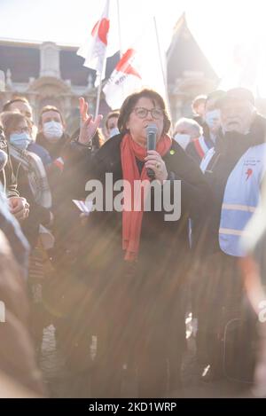 Die Bürgermeisterin von Lille, Martine Aubry, spricht während einer Demonstration gegen Rassismus und die extreme Rechte, Place de la République in Lille, 5. Februar 2022. Etwa 300 Personen versammelten sich am 5. Februar 2022 in Anwesenheit der PS-Bürgermeisterin Martine Aubry, Und auf den Aufruf des SOS-Rassismus und der Liga der Menschenrechte, im Zentrum von Lille vor einem Treffen des Präsidentschaftskandidaten Eric Zemmour „Nein zum Rassismus, Nein zur extremen Rechten“ zu sagen. (Foto von Samuel Boivin/NurPhoto) Stockfoto