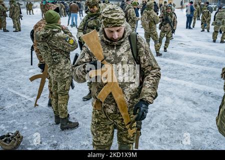 Freiwilliger der Territorial Defense Brigade 112. in Kiew bereitet sein hölzernes Trainingsgewehr während einer Militärübung für Zivilisten in den Außenbezirken der Stadt vor. Das Verteidigungsministerium schuf in den Hauptstädten Verteidigungsbrigaden, weil die hohe Spannung mit dem Aufbau russischer Truppen an seiner Grenze und die Gefahr einer Invasion durch Russland besteht. (Foto von Celestino Arce/NurPhoto) Stockfoto