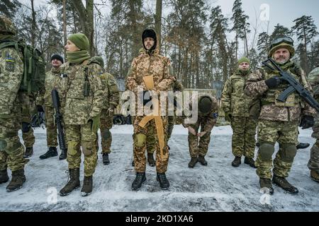 Freiwillige der 112. Territorial Defense Brigade von Kiew während einer militärischen Übung für Zivilisten in den Außenbezirken der Stadt. Einige von ihnen benutzen Holzgewehre für das Training. Das Verteidigungsministerium schuf in den Hauptstädten Verteidigungsbrigaden, weil die hohe Spannung mit dem Aufbau russischer Truppen an seiner Grenze und die Gefahr einer Invasion durch Russland besteht. (Foto von Celestino Arce/NurPhoto) Stockfoto