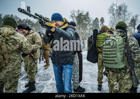 Ein ziviler Freiwilliger der territorialen Verteidigungsbrigade von Kiew aus dem Jahr 112. zeigt mit seinem Gewehr während einer militärischen Ausbildung für Zivilisten in den Außenbezirken der Stadt. Das Verteidigungsministerium schuf in den Hauptstädten Verteidigungsbrigaden, weil die hohe Spannung mit dem Aufbau russischer Truppen an seiner Grenze und die Gefahr einer Invasion durch Russland besteht. (Foto von Celestino Arce/NurPhoto) Stockfoto