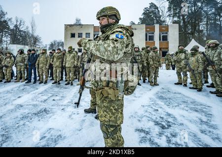 Militärtrainer der Territorial Defense Brigade 112. in Kiew während einer Militärübung für Zivilisten in den Außenbezirken der Stadt. Das Verteidigungsministerium schuf in den Hauptstädten Verteidigungsbrigaden, weil die hohe Spannung mit dem Aufbau russischer Truppen an seiner Grenze und die Gefahr einer Invasion durch Russland besteht. (Foto von Celestino Arce/NurPhoto) Stockfoto