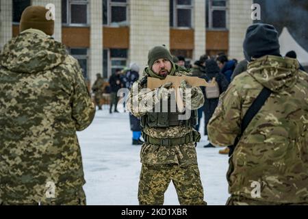 Ein Trainer der Territorialen Verteidigungsbrigade von Kiew aus dem Jahr 112. erklärt, wie man den zivilen Freiwilligen bei einer Militärübung in den Außenbezirken der Stadt ein Gewehr hält. Das Verteidigungsministerium schuf in den Hauptstädten Verteidigungsbrigaden, weil die hohe Spannung mit dem Aufbau russischer Truppen an seiner Grenze und die Gefahr einer Invasion durch Russland besteht. (Foto von Celestino Arce/NurPhoto) Stockfoto