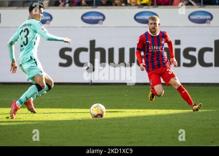 Heidenheim, Deutschland. 05.. November 2022. Fußball: 2. Bundesliga, 1. FC Heidenheim - SC Paderborn 07, Matchday 15 in der Voith Arena. Heidenheims Jan-Niklas Beste (r) gegen Paderborner Raphael Obermair. Quelle: Stefan Puchner/dpa - WICHTIGER HINWEIS: Gemäß den Anforderungen der DFL Deutsche Fußball Liga und des DFB Deutscher Fußball-Bund ist es untersagt, im Stadion und/oder vom Spiel aufgenommene Fotos in Form von Sequenzbildern und/oder videoähnlichen Fotoserien zu verwenden oder zu verwenden./dpa/Alamy Live News Stockfoto