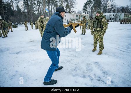 Der Militärtrainer der Territorialen Verteidigungsbrigade von Kiew aus dem Jahr 112. erklärt einem zivilen Freiwilligen während einer Militärübung in den Außenbezirken der Stadt die richtige Position, um ein Gewehr zu halten. Das Verteidigungsministerium schuf in den Hauptstädten Verteidigungsbrigaden, weil die hohe Spannung mit dem Aufbau russischer Truppen an seiner Grenze und die Gefahr einer Invasion durch Russland besteht. (Foto von Celestino Arce/NurPhoto) Stockfoto