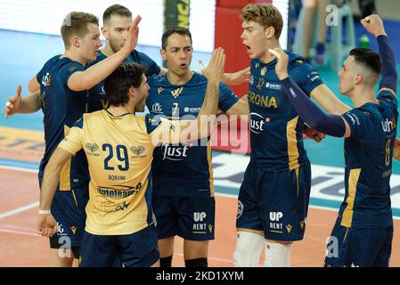 Verona Volley feiert den Punkt während der Volleyball italienischen Serie A Männer Superliga Meisterschaft NBV Verona gegen Allianz Milano am 05. Februar 2022 auf dem AGSM Forum in Verona, Italien (Foto von Roberto Tommasini/LiveMedia/NurPhoto) Stockfoto