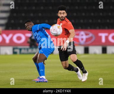 Michael Olnicht (14) von Al Duhail wird von Ahmed Yasser Mohammemedi (4) von Al Rayyan während des QNB Stars League-Spiels zwischen Al Rayyan und Al Duhail am 5. Februar 2022 im Jassim bin Hamad Stadium in Doha, Katar, herausgefordert. (Foto von Simon Holmes/NurPhoto) Stockfoto