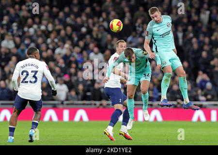 Brighton-Verteidiger Joel Veltman und Tariq Lamptey führen den High Ball während des FA Cup-Spiels zwischen Tottenham Hotspur und Brighton und Hove Albion am Samstag, den 5.. Februar 2022 im Tottenham Hotspur Stadium, London, an. (Foto von Jon Bromley/MI News/NurPhoto) Stockfoto