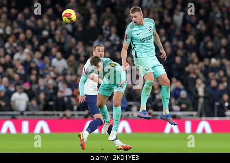 Brighton-Verteidiger Joel Veltman und Tariq Lamptey verteidigen ihren Ball während des FA Cup-Spiels zwischen Tottenham Hotspur und Brighton und Hove Albion am Samstag, 5.. Februar 2022, im Tottenham Hotspur Stadium, London. (Foto von Jon Bromley/MI News/NurPhoto) Stockfoto