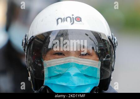 Ein Motorradfahrer mit Gesichtsmaske wartet in Taipei auf Ampeln, während die taiwanesischen Gesundheitsbehörden nach einem Sprung in lokalen Fällen die Null-Covid-Politik verfolgen, Omicron in den Gemeinden einzudämmen, in Taipei, Taiwan, 6. Februar 2022. Orte in Asien wie China, Hongkong und Taiwan setzen immer noch Zero-Covid-Richtlinien und strenge Virusbeschränkungen um, und einige südostasiatische Länder, darunter Thailand, Singapur und Malaysia, planen die Wiedereröffnung der Grenzen für internationale Reisen, wobei die USA und Großbritannien an den Live-with-Covid-Strategien festhalten. (Foto von Ceng Shou Yi/NurPhoto) Stockfoto