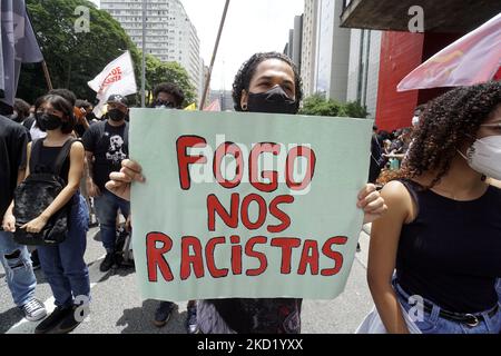 Menschen protestieren am 5 2022. Februar in Sao Paulo, Brasilien, gegen die Tötung des 24-jährigen kongolesischen Flüchtlings Moise Kabagambe. - Kabagambe wurde nach einem Streit in Rio de Janeiro am 24. Januar 2022 von drei Männern zu Tode geprügelt. (Foto von Cris FAGA/NurPhoto) Stockfoto