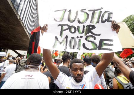 Menschen protestieren am 5 2022. Februar in Sao Paulo, Brasilien, gegen die Tötung des 24-jährigen kongolesischen Flüchtlings Moise Kabagambe. - Kabagambe wurde nach einem Streit in Rio de Janeiro am 24. Januar 2022 von drei Männern zu Tode geprügelt. (Foto von Cris FAGA/NurPhoto) Stockfoto