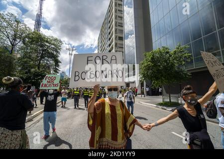 Menschen protestieren am 5 2022. Februar in Sao Paulo, Brasilien, gegen die Tötung des 24-jährigen kongolesischen Flüchtlings Moise Kabagambe. - Kabagambe wurde nach einem Streit in Rio de Janeiro am 24. Januar 2022 von drei Männern zu Tode geprügelt. (Foto von Cris FAGA/NurPhoto) Stockfoto