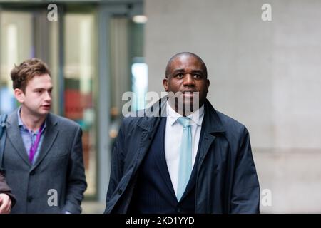 Der Schattenaußenminister David Lammy kommt am Sonntagmorgen in London, Großbritannien, am 6. Februar 2022 im BBC One-Programm für aktuelle Angelegenheiten an. (Foto von Maciek Musialek/NurPhoto) Stockfoto