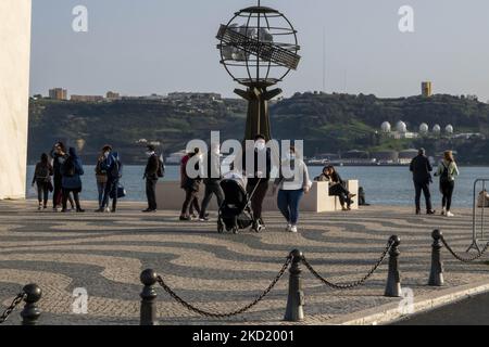 In der Umgebung der Promenade des Entdeckers Monument in Lissabon werden Menschen bei Freizeitaktivitäten beobachtet. 04. Februar 2022. Der portugiesische Ministerrat hat in einer Erklärung bekannt gegeben, dass er die Forderung an diejenigen, die nach Portugal einreisen, beendet hat, „ein negatives Testergebnis für diejenigen vorzulegen, die das digitale Zertifikat der EU covid-19 in einer seiner Modalitäten oder in einem anderen anerkannten Impfnachweis vorlegen“. (Foto von Jorge Mantilla/NurPhoto) Stockfoto