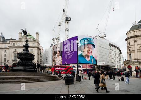 Anlässlich ihres Platin-Jubiläums am 6. Februar 2022 in London, Großbritannien, werden im Londoner Piccadilly Circus Bilder von Königin Elizabeth II. Auf den Lichtern gezeigt. Königin Elizabeth II feiert ihr Platin-Jubiläum zum 70. Thronjubiläum. Die damals 25-Jährige bestieg am 6. Februar 1952 nach dem Tod ihres Vaters George VI. Den Thron. Es war die erste Krönung, die jemals im Fernsehen übertragen wurde, mit 27million Teilnehmern in Großbritannien. (Foto von Maciek Musialek/NurPhoto) Stockfoto