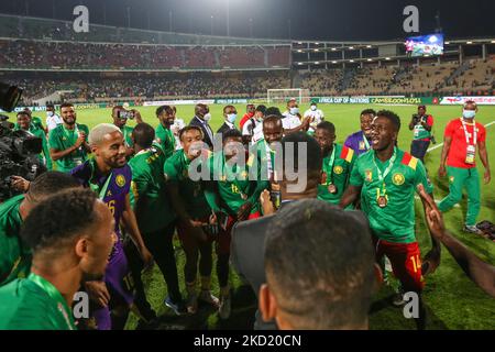 Kameruns Spieler und der ehemalige kamerunische Fußballspieler Samuel Eto'o (R) feiern am 05. Februar 2022 im Stade Ahmadou-Ahidjo in Yaounde am Ende des Africa Cup of Nations (CAN) 2021 ihre Bronzemedaille. (Foto von Ayman Aref/NurPhoto) Stockfoto