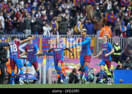 Dani Alves aus Barcelona feiert am 6. Februar 2022 im Camp Nou in Barcelona, Spanien, nach dem ersten Tor seiner Seite beim Spiel der LaLiga Santander zwischen dem FC Barcelona und dem Club Atletico de Madrid. (Foto von Jose Breton/Pics Action/NurPhoto) Stockfoto