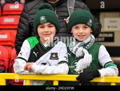 Plymouth Argyle-Fans während des Emirates FA Cup First Round-Spiels Grimsby Town gegen Plymouth Argyle im Blundell Park, Cleethorpes, Großbritannien, 5.. November 2022 (Foto by Stanley Kasala/News Images) Stockfoto