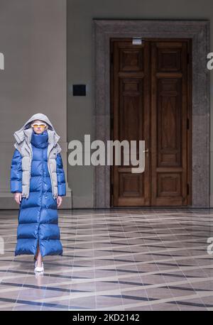 Ein Modell präsentiert eine Kreation des ungarischen Designers Cukovy während der BCEFW AW22/23 am 6. Februar 2022 im Museum der Schönen Künste in Budapest, Ungarn. (Foto von Robert Szaniszló/NurPhoto) Stockfoto