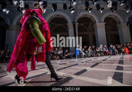 Ein Modell präsentiert eine Kreation des ungarischen Designers Cukovy während der BCEFW AW22/23 am 6. Februar 2022 im Museum der Schönen Künste in Budapest, Ungarn. (Foto von Robert Szaniszló/NurPhoto) Stockfoto