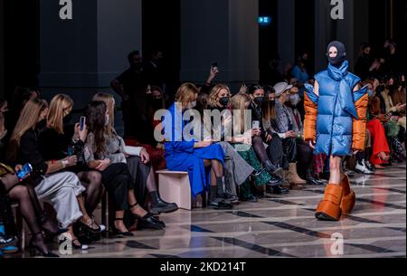 Ein Modell präsentiert eine Kreation des ungarischen Designers Cukovy während der BCEFW AW22/23 am 6. Februar 2022 im Museum der Schönen Künste in Budapest, Ungarn. (Foto von Robert Szaniszló/NurPhoto) Stockfoto