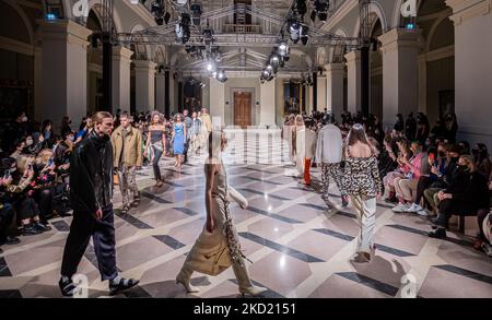 A Models präsentieren eine Kreation des ungarischen Designers Nanushka während der BCEFW AW22/23 am 6. Februar 2022 im Museum of Fine Arts in Budapest, Ungarn. (Foto von Robert Szaniszló/NurPhoto) Stockfoto