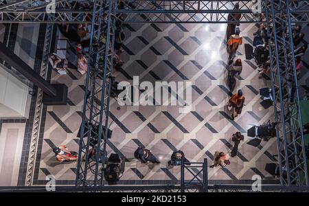 A Models präsentieren eine Kreation des ungarischen Designers thefour während der BCEFW AW22/23 am 6. Februar 2022 im Museum of Fine Arts in Budapest, Ungarn. (Foto von Robert Szaniszló/NurPhoto) Stockfoto