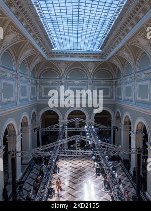 Ein Modell präsentiert eine Kreation des ungarischen Designers thefour während der BCEFW AW22/23 am 6. Feb 2022 im Museum of Fine Arts in Budapest, Ungarn. (Foto von Robert Szaniszló/NurPhoto) Stockfoto